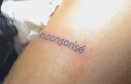 Un influenceur français se tatoue le mot "sponsorisé", en réponse à la répression des fraudes qui l'a épinglé
