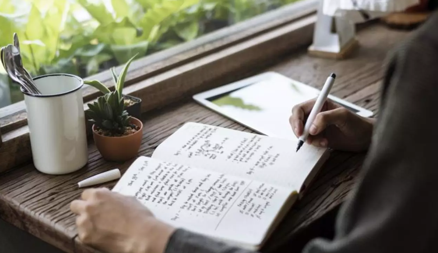 Elle écrit un livre sur le deuil après le décès de son mari... avant d'être inculpée pour son meurtre