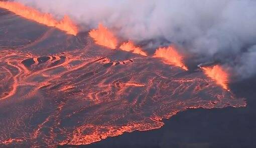 La lave s'échappe d'une fissure dans le sol: voici les images impressionnantes de l'éruption d'un volcan (très actif) en Islande