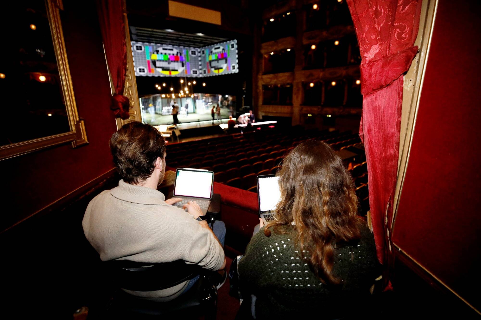 Travailler sur fond musical dans un théâtre lyrique: l'opéra de Nice se transforme en bibliothèque universitaire