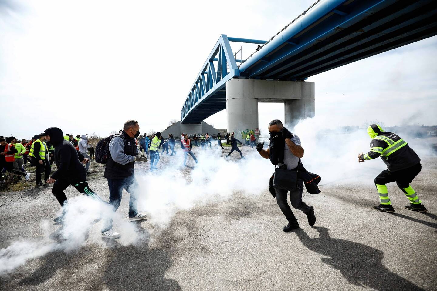 En fin de matinée ce mardi 21 mars, des CRS ont lancé des gaz lacrymogènes sur les militants CGT. 