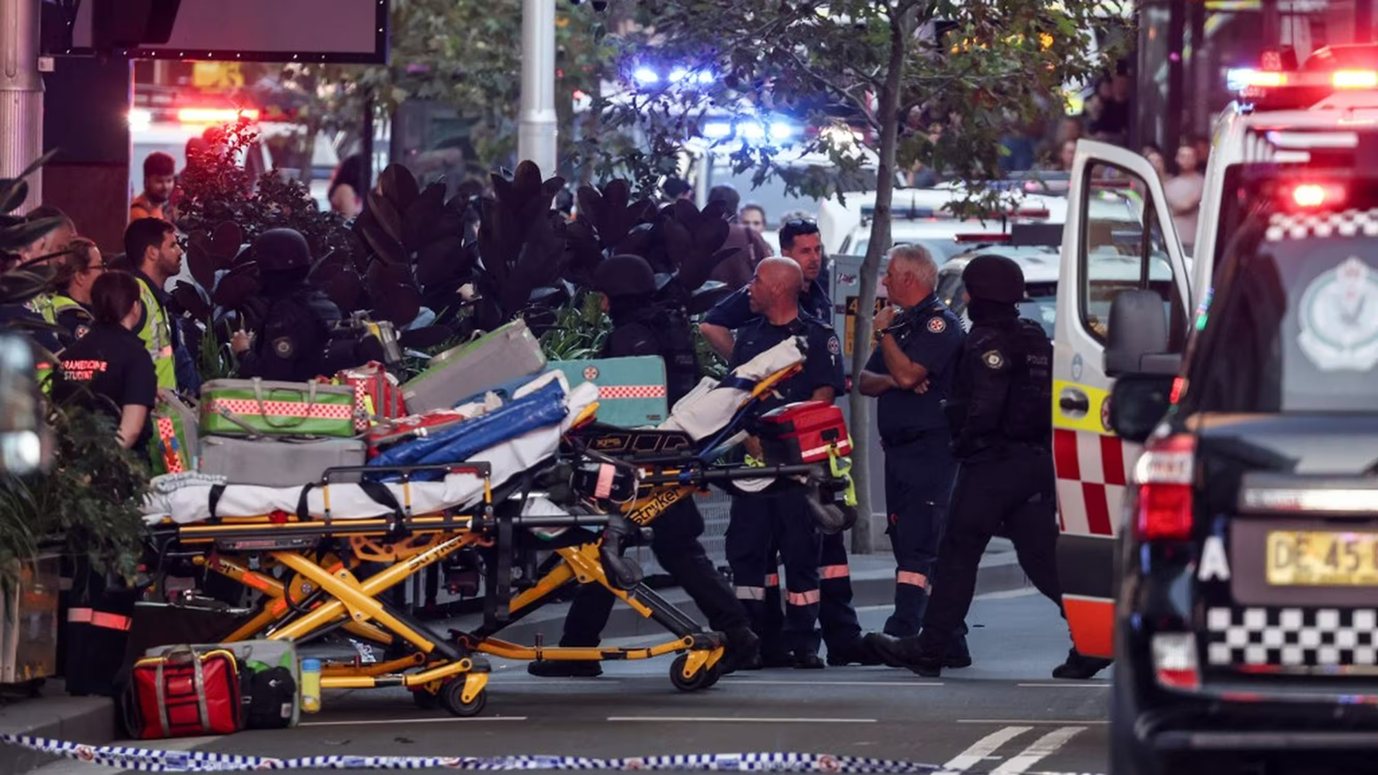 Au moins six morts, le suspect abattu... Ce que l'on sait après l'attaque dans un centre commercial de Sydney