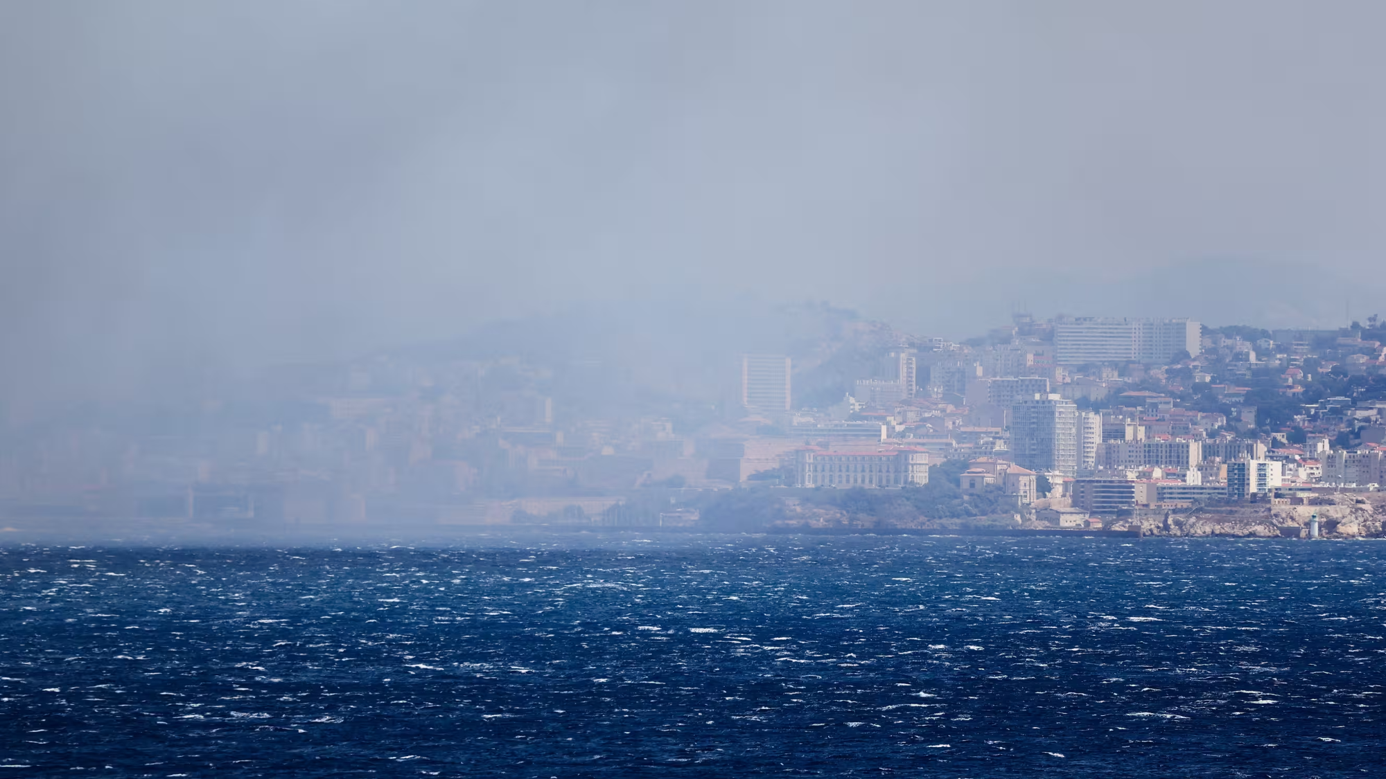 Les images impressionnantes du feu qui a parcouru plus de 700 hectares à Marseille