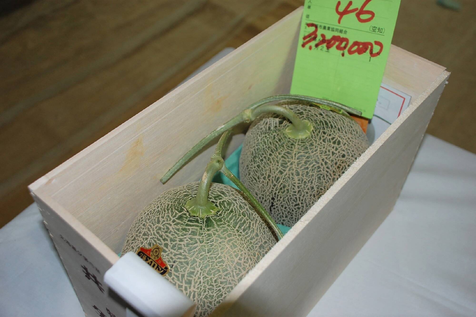 Deux melons vendus aux enchères des dizaines de milliers d'euros au Japon