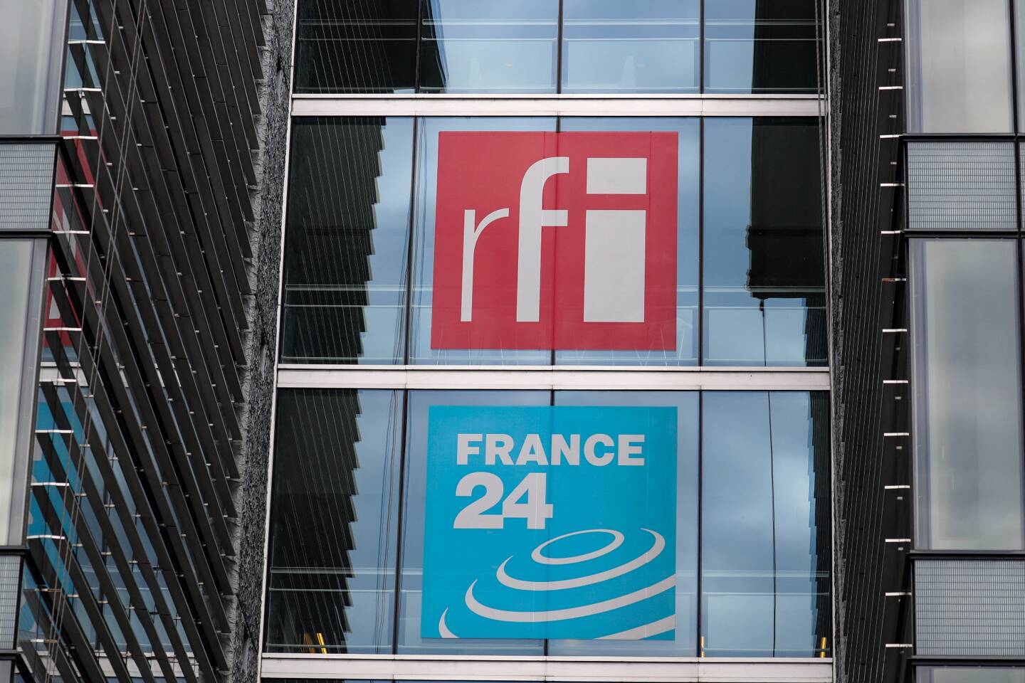 Les sièges d'Orange et du groupe France Médias Monde, qui compte notamment la radio RFI et la chaîne d'information France 24, ont confirmé à l'AFP avoir été touchés par cette coupure opérée vers 10H00 ce mardi 6 juin. 