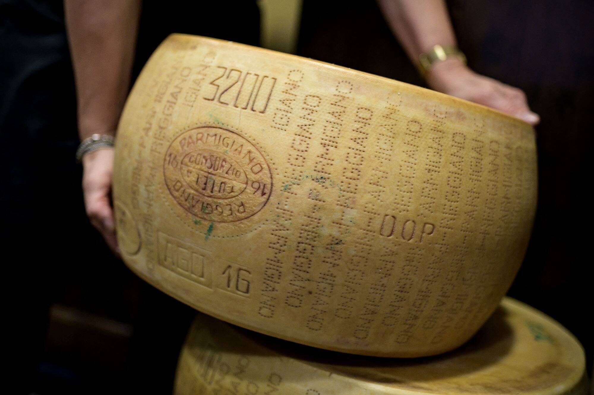 "12 heures pour retrouver le corps": un Italien meurt écrasé sous des meules de fromages