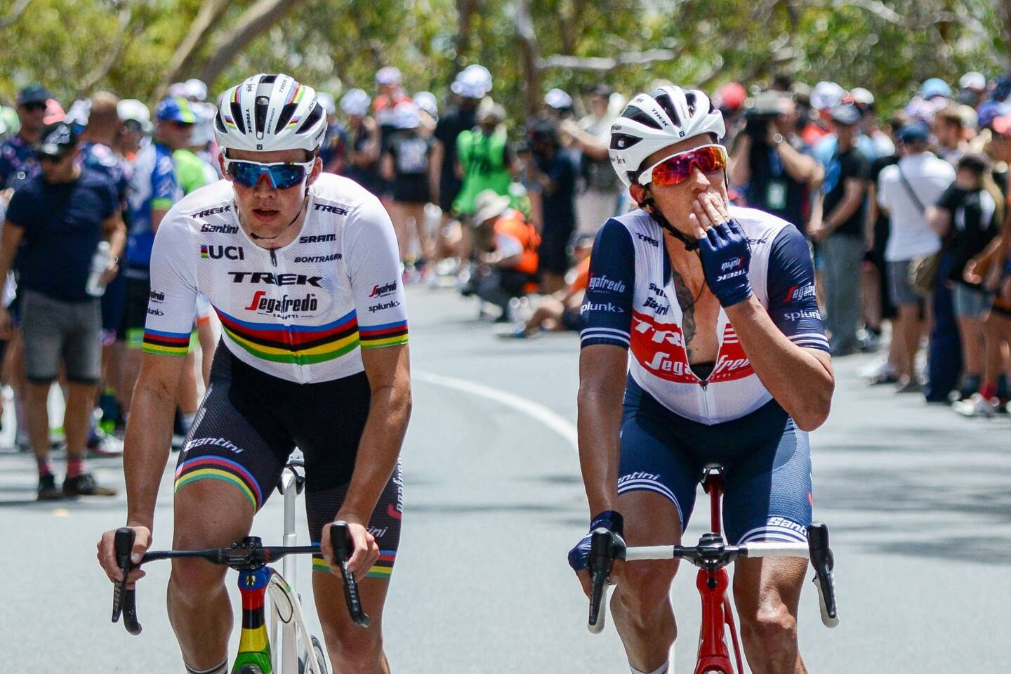 Mads Pederson et Koen de Kort des Pays-Bas gravissent Willunga Hill lors de la cinquième étape de l'événement cycliste Tour Down Under UCI World Tour à Adélaïde le 26 janvier 2020.