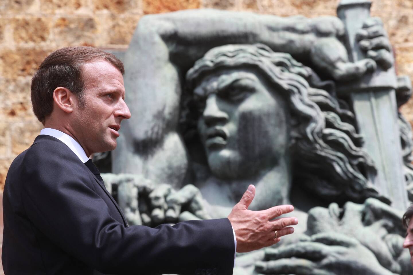 A moins d'un an de l'élection présidentielle, Emmanuel Macron poursuit son tour de France à ...