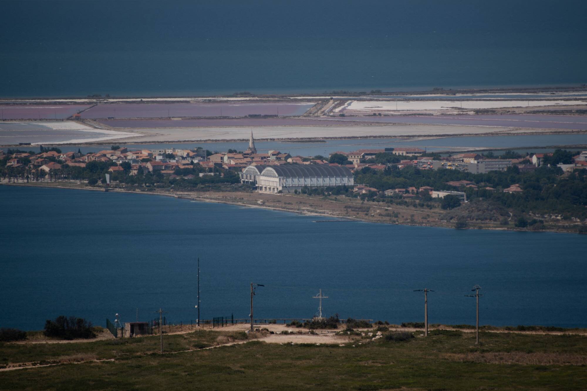 Après un incendie sur un site classé Seveso, baignade interdite dans l'étang de Berre, dans les Bouches-du-Rhône