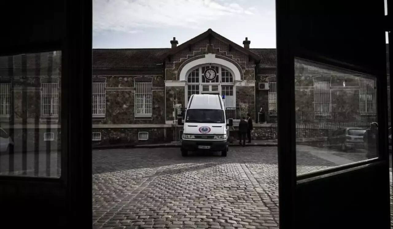 Un fourgon pénitentiaire attaqué: trois agents tués dans l'Eure, le détenu en fuite avec les malfaiteurs... suivez notre direct