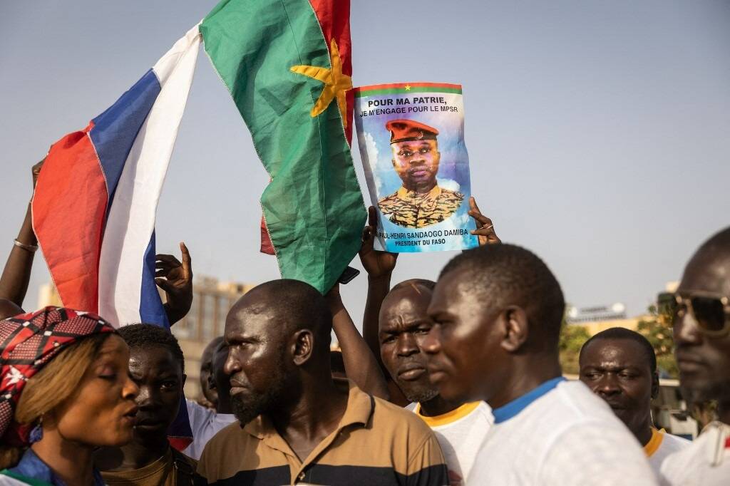 Burkina Faso: pourquoi des drapeaux russes ont-ils été aperçus dans les manifestations?