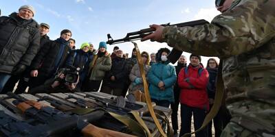 Armés du jour au lendemain, des civils à l'avant-poste pour défendre Kiev