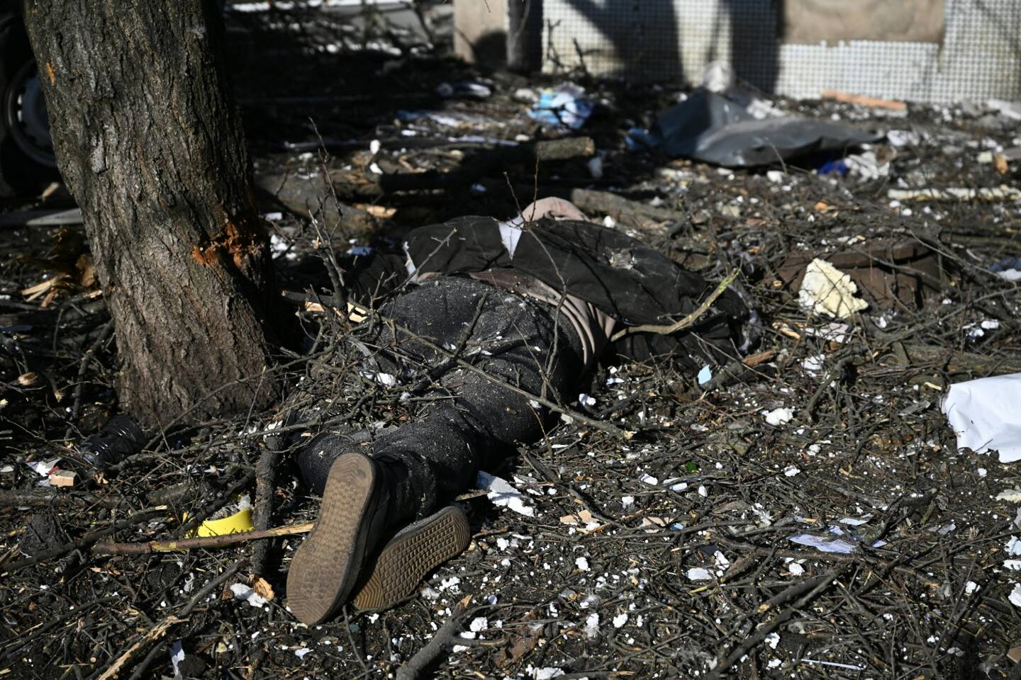 Un corps gisant au sol après les bombardements de la ville de Chuguiv en Ukraine par l'armée russe.