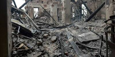 Guerre en Ukraine: immersion avec les procureurs dans un immeuble détruit par des bombardements à Kharkiv