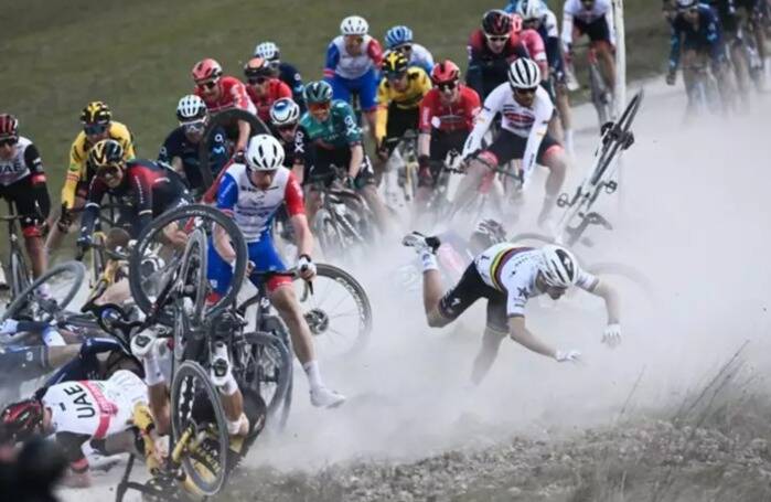 L'impressionnante chute de Julian Alaphilippe sur les routes des Strade Bianche