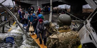 Guerre en Ukraine: à Irpin, sans corridor humanitaire, c'est une simple planche de bois qui sert de salut