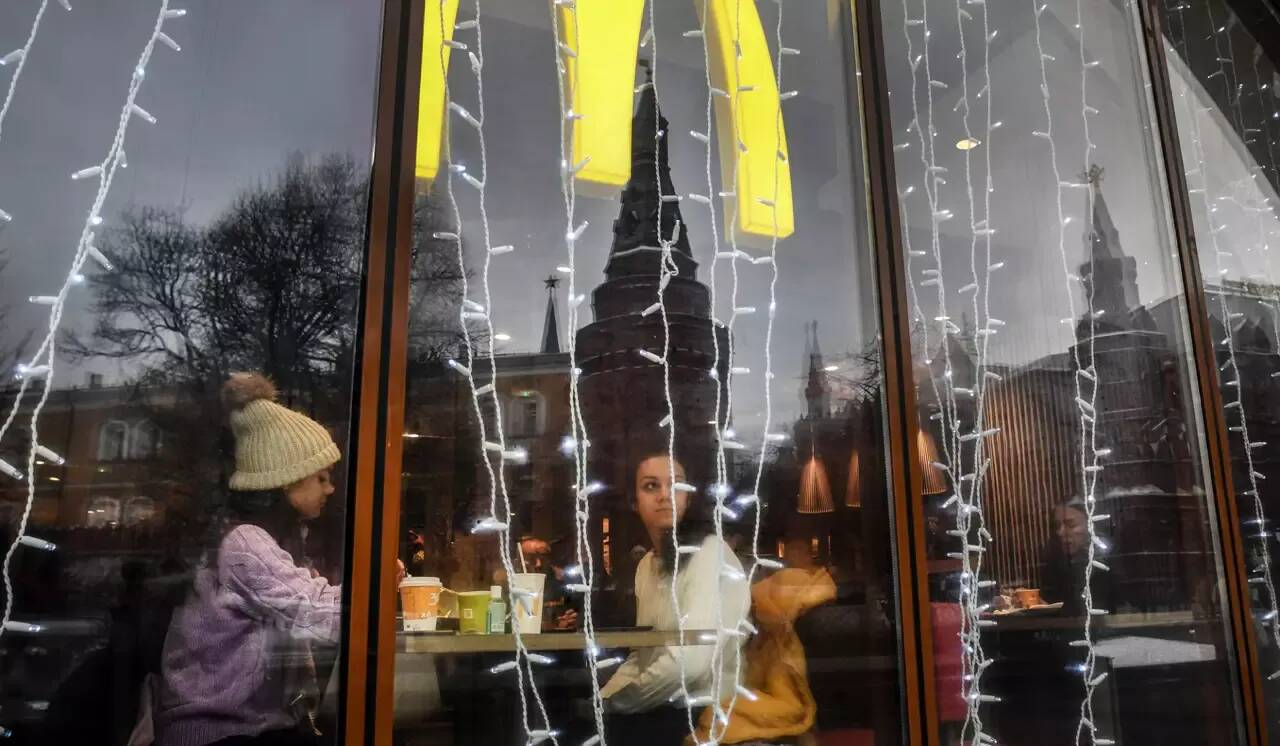 Il sort un revolver dans un McDonald's à Paris et tue un sexagénaire avant d'attendre patiemment l'arrivée des policiers