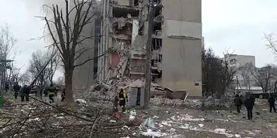 Guerre en Ukraine: à Tcherniguiv, cinq corps dont ceux de trois enfants ont été retrouvés dans les décombres d'un immeuble touché par une frappe
