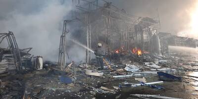 Guerre en Ukraine: un théâtre abritant des civils bombardé à Marioupol, Poutine veut une 
