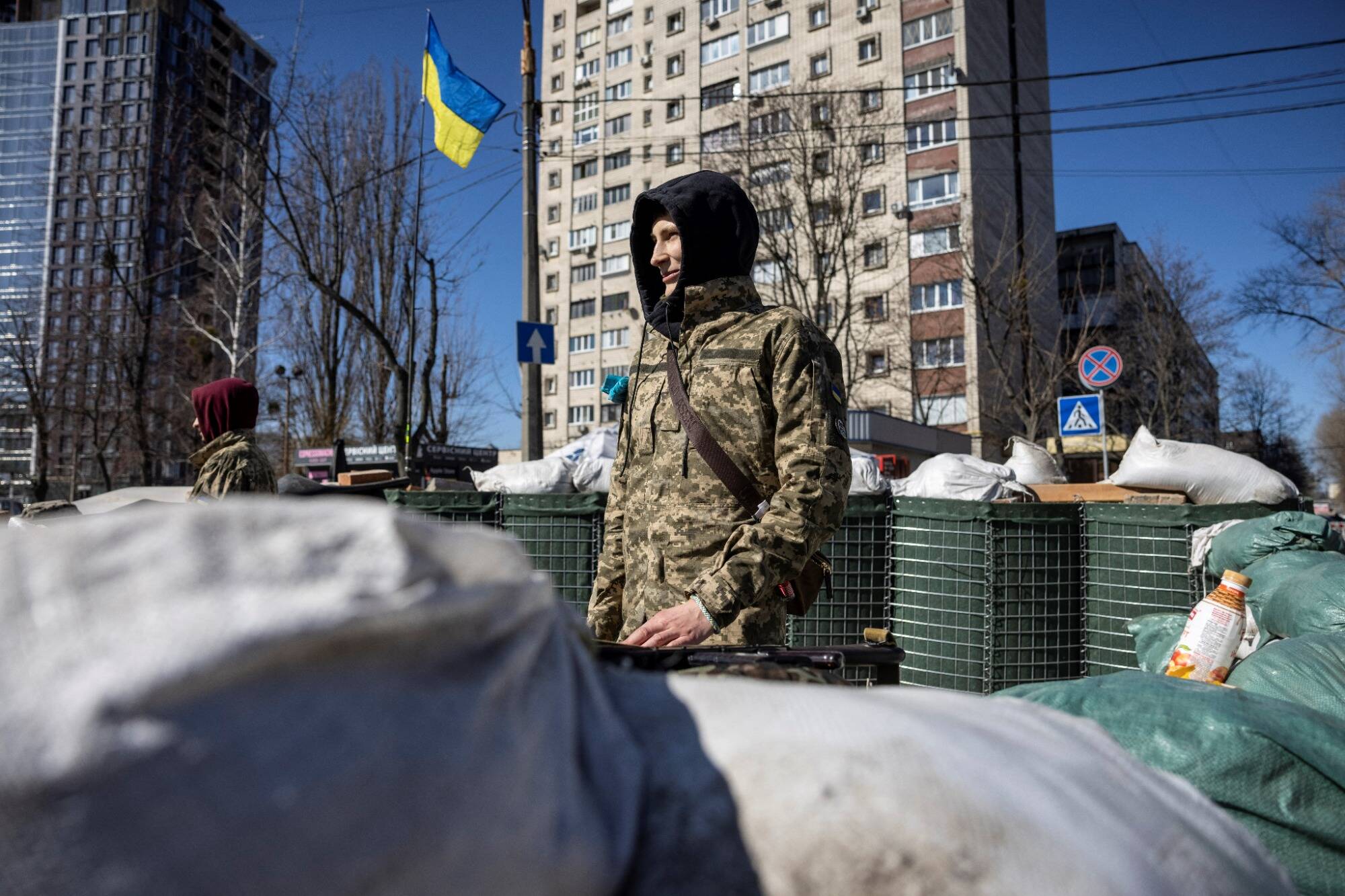 Guerre en Ukraine: des pourparlers pas assez "substantiels" selon le Kremlin, "65 habitants" de Kiev tués... Le point sur la situation à la mi-journée