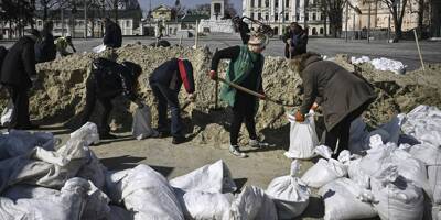 Guerre en Ukraine: des barricades de sable pour protéger les statues emblématiques de Kharkiv des bombes