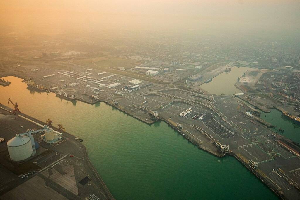 Jusqu'à 6 heures d'attente pour le retour des vacanciers britanniques au port de Calais