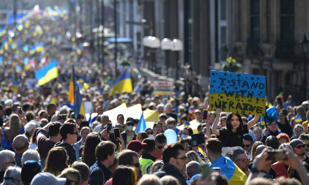 Des milliers de manifestants à Londres pour soutenir les Ukrainiens, un mois après le début de la guerre