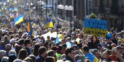 Des milliers de manifestants à Londres pour soutenir les Ukrainiens, un mois après le début de la guerre
