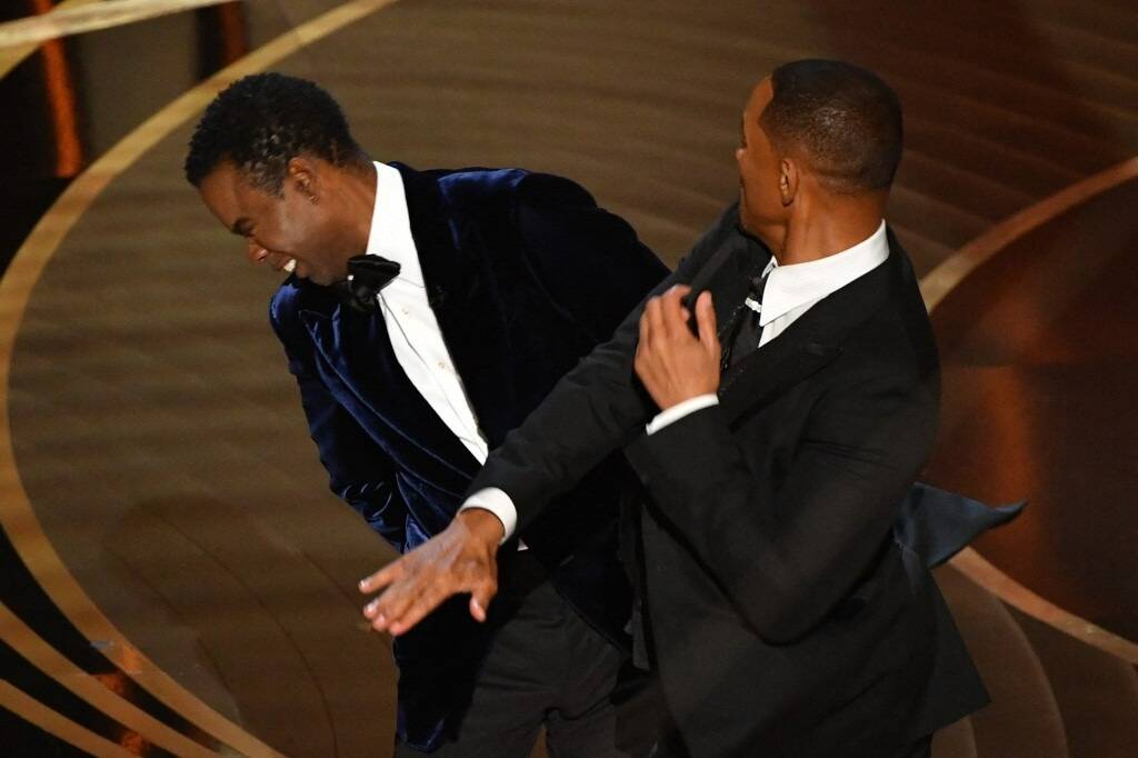 Stupeur aux Oscars: Will Smith se lève et gifle le maître de cérémonie sur scène après une blague sur sa femme