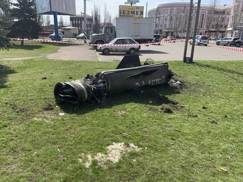 "Pour nos enfants": un missile qui a frappé la gare de Kramatorsk en Ukraine et fait au moins 39 morts portait cet inscription