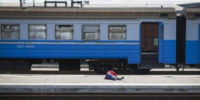 Des corps hachés par la mitraille, des bagages abandonnés, des bris de verre: dans l'enfer de la gare de Kramatorsk en Ukraine