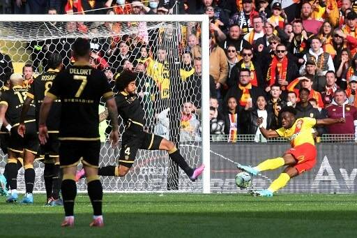 L'OGC Nice craque à Lens (3-0) et perd du terrain dans la course à la Ligue des Champions