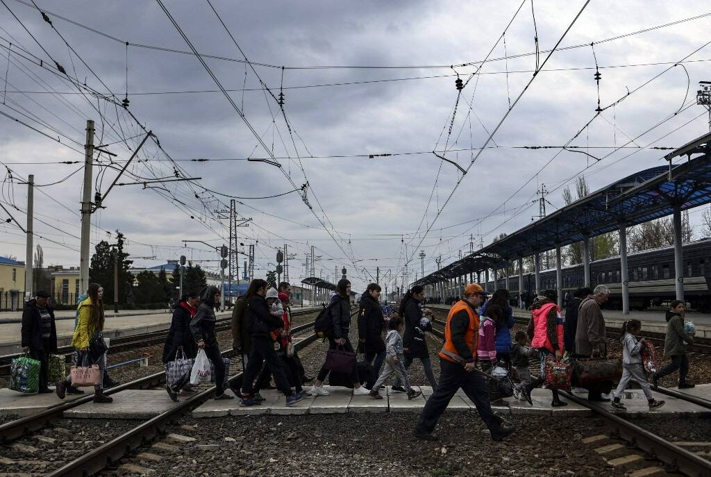 "Des voitures passent dans les deux sens, chacun a encore le choix": reportage à la croisée des chemins avant l'offensive russe sur le Donbass