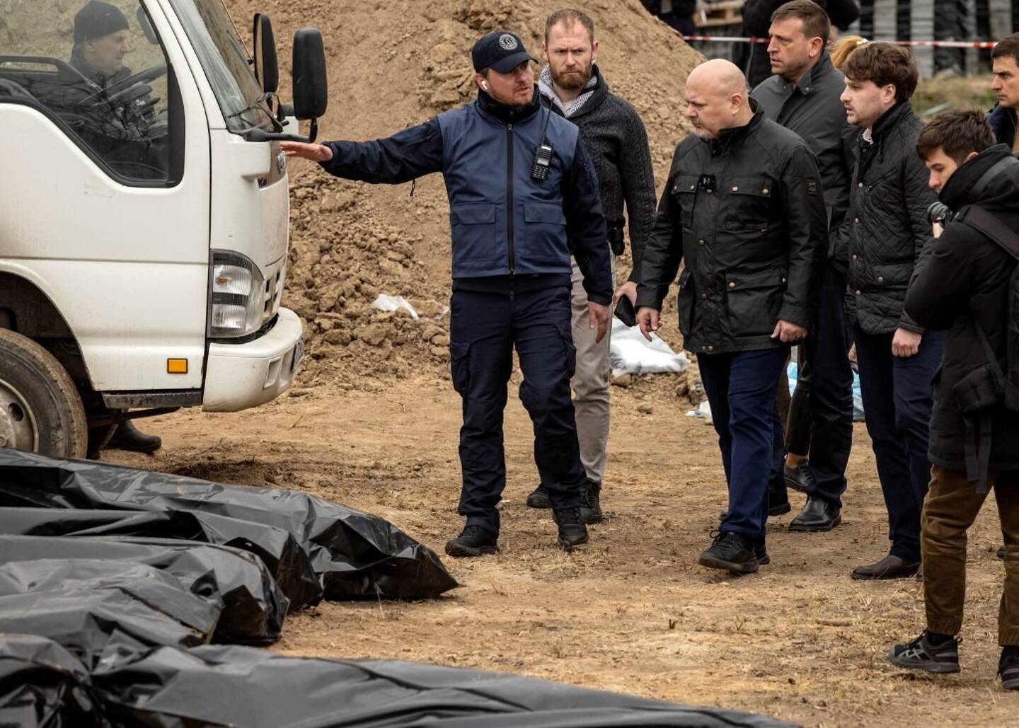 Les enquêteurs à Boutcha, dans la région de Kiev, où plus de 300 corps de civils ont été retrouvés. 