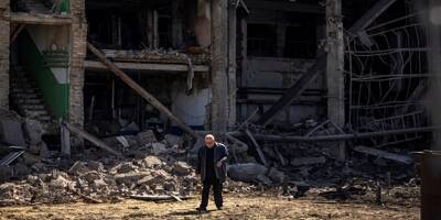 Une usine militaire bombardée à Kiev, Boris Johnson interdit d'entrée en Russie... Suivez notre direct sur la guerre en Ukraine