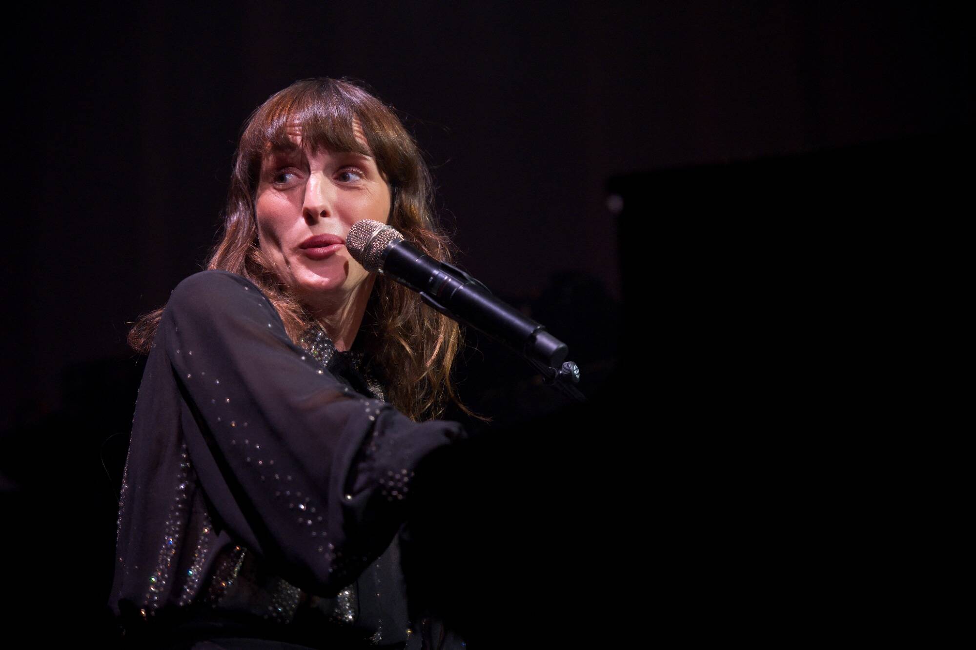 "J'ai grandi en partie sur la Côte d'Azur", raconte Juliette Armanet, en concert dans les Alpes-Maritimes et le Var