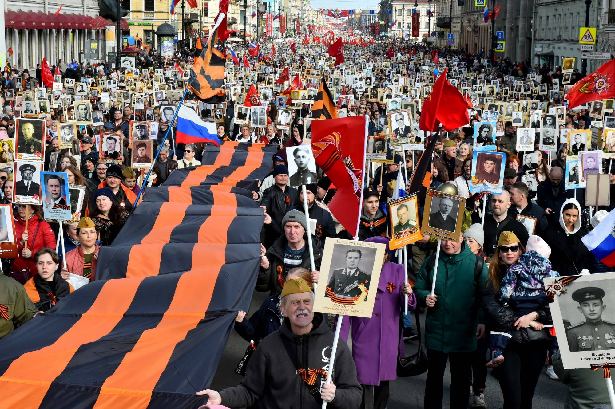 Les impressionnantes images du "régiment des immortels" qui a défilé ce lundi en Russie
