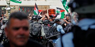 A Jérusalem, la police israélienne charge la foule venue rendre hommage à Shireen Abu Akleh, journaliste tuée en Cisjordanie