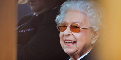 La reine Elizabeth II souriante lors d'une rare apparition publique