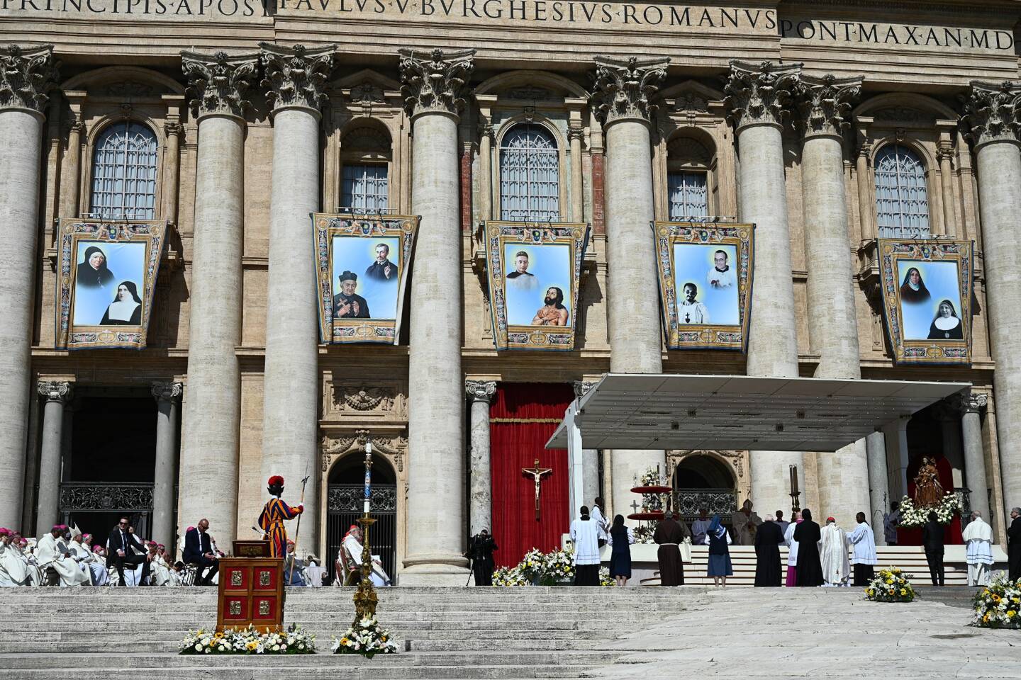 Les portraits des dix "saints" affichés dimanche au Vatican