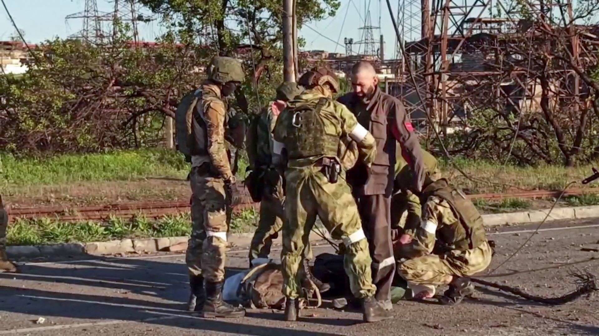 Мариуполь сдача в плен Азова. Пленные азовцы в Мариуполе.