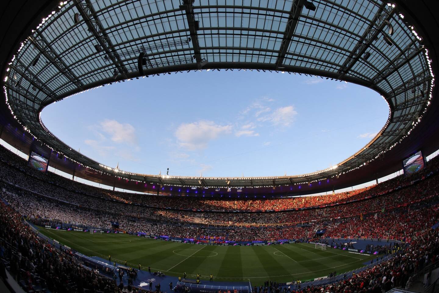 Des supporters ont tenté de forcer le premier filtrage installé aux abords du Stade de France avant la finale de la Ligue des champions Liverpool-Real Madrid,