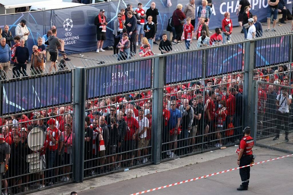 Tentatives d'intrusion, gaz lacrymo, coup d'envoi retardé... On vous raconte le chaos avant la finale Liverpool-Real Madrid au stade de France