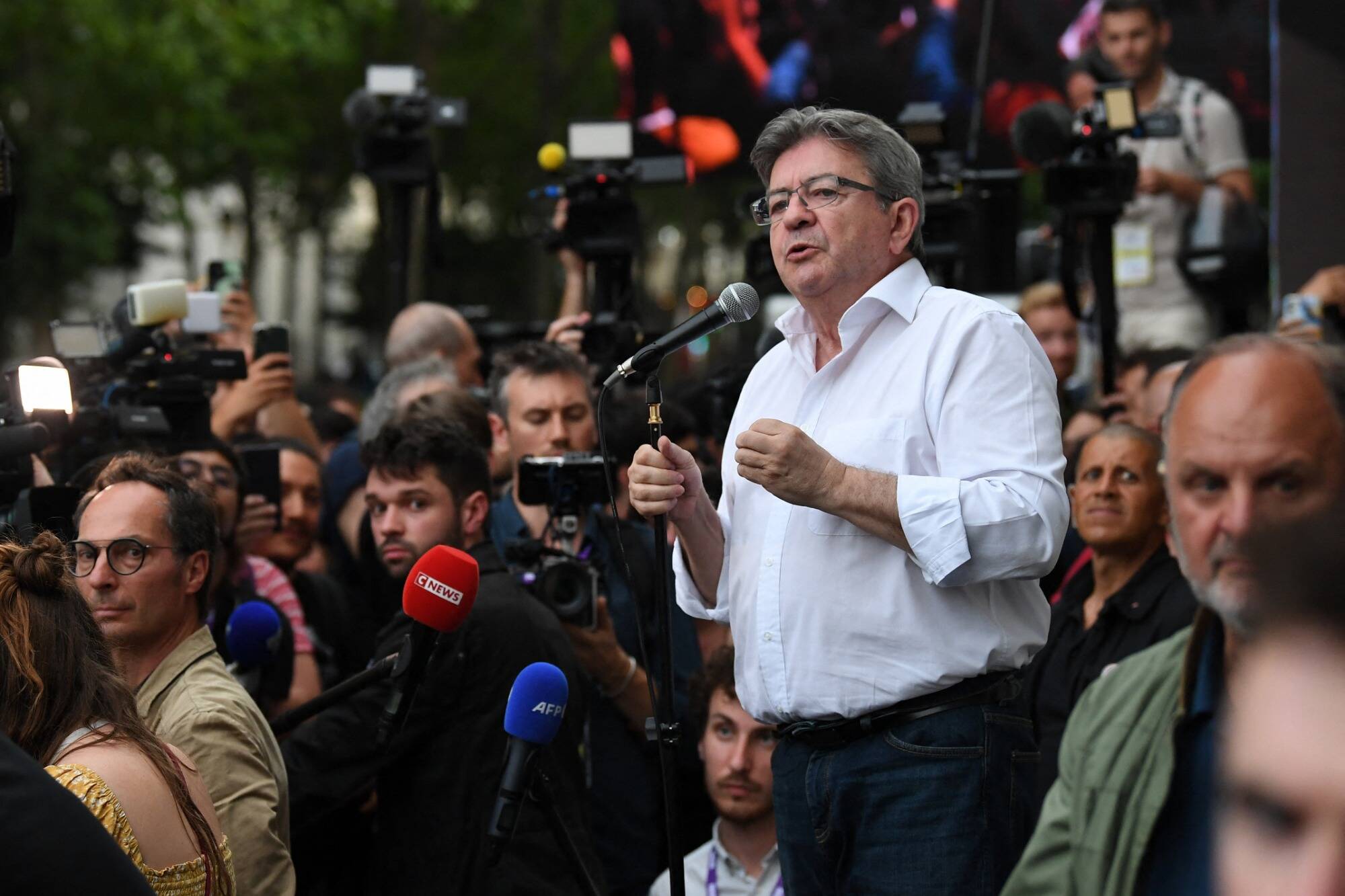 Pour la rentrée, Jean-Luc Mélenchon veut "peser plus lourd que les gilets jaunes" avec sa "grande marche"