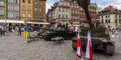 Poses et selfies: mis hors de combat par les Ukrainiens, des chars russes exposés en plein air à Varsovie