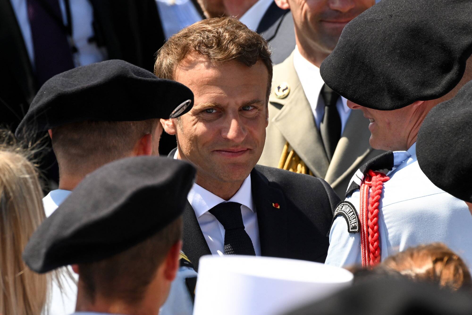 Guerre en Ukraine: "Il faut nous préparer" à ce que le conflit "dure" et à "nous passer totalement du gaz russe" prévient Emmanuel Macron