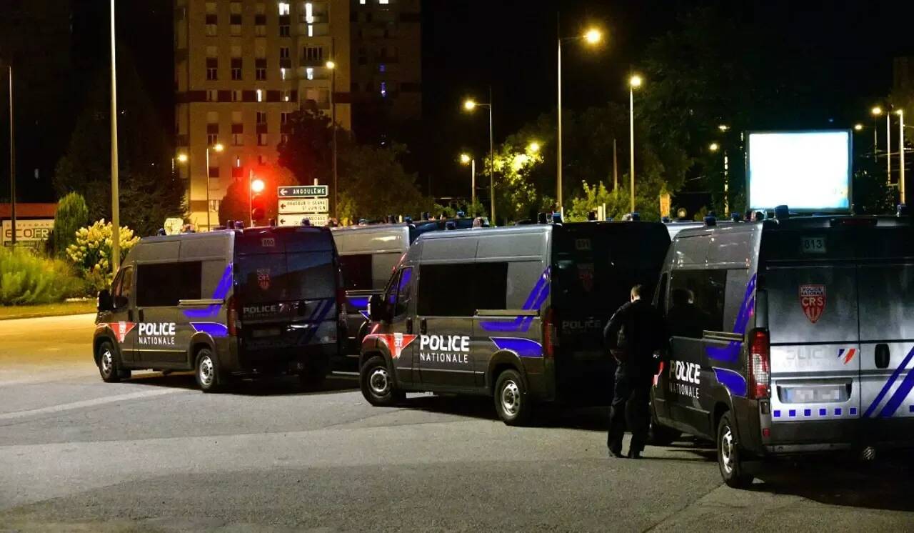 Face au trafic de drogues, Gérald Darmanin envoie la CRS 8 à Marseille: à quoi sert cette unité?