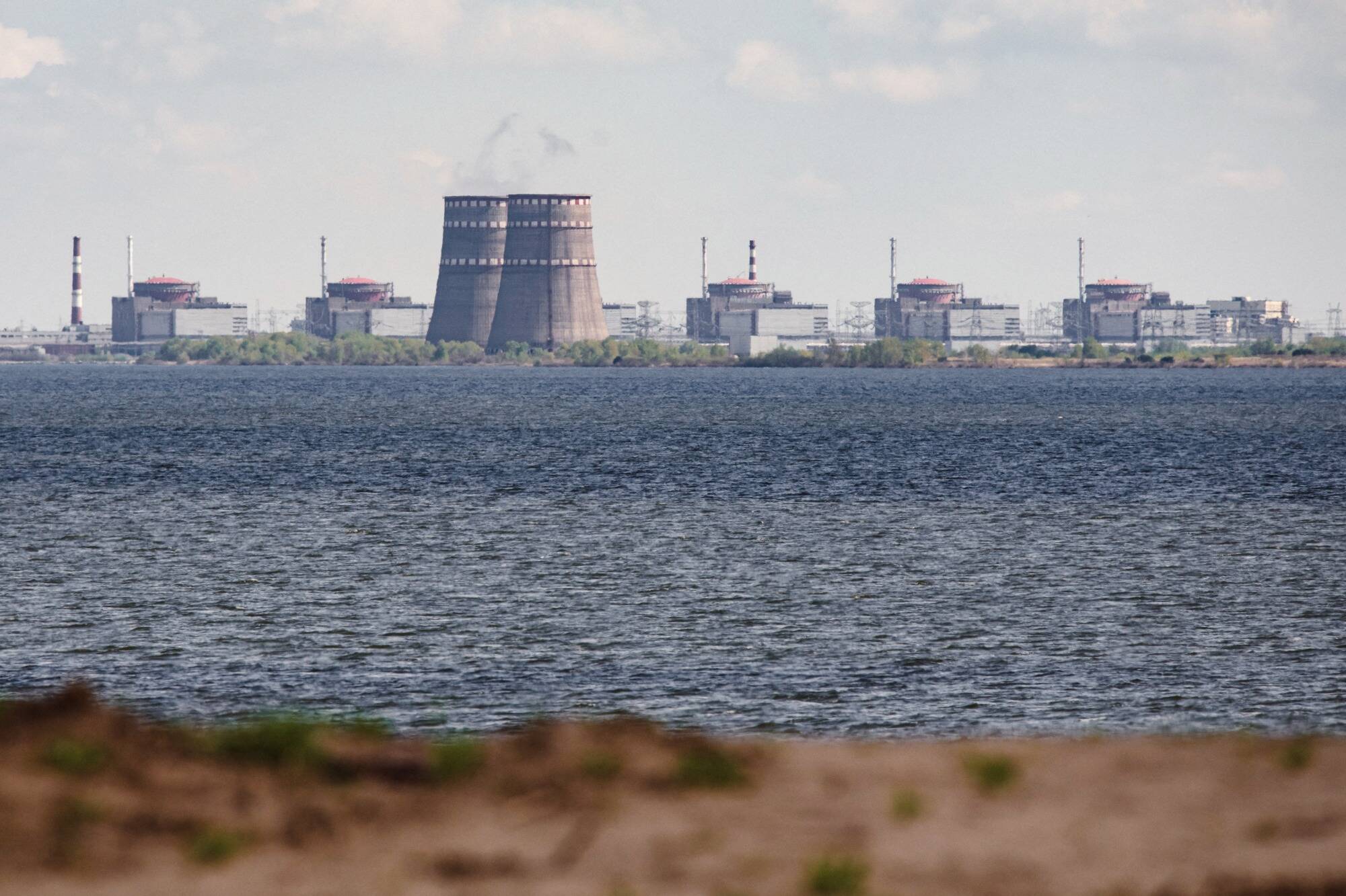 En Ukraine, un incendie se déclare dans la tour de refroidissement de la centrale nucléaire de Zaporijjia