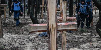 Guerre en Ukraine: reportage au milieu des centaines de tombes découvertes à Izioum, récemment reprise aux Russes