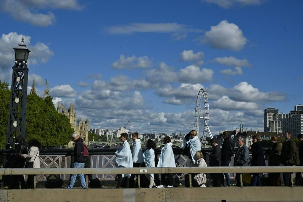 Jusqu'à 14 heures d'attente pour voir le cercueil de la reine Elizabeth II à Londres, l'accès temporairement suspendu